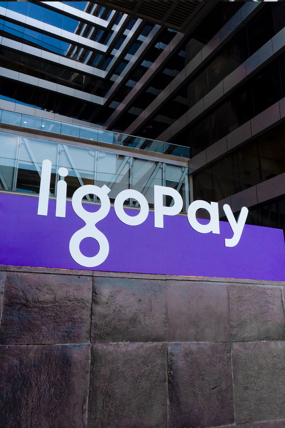 Letrero de LigoPay en la fachada de sus oficinas
